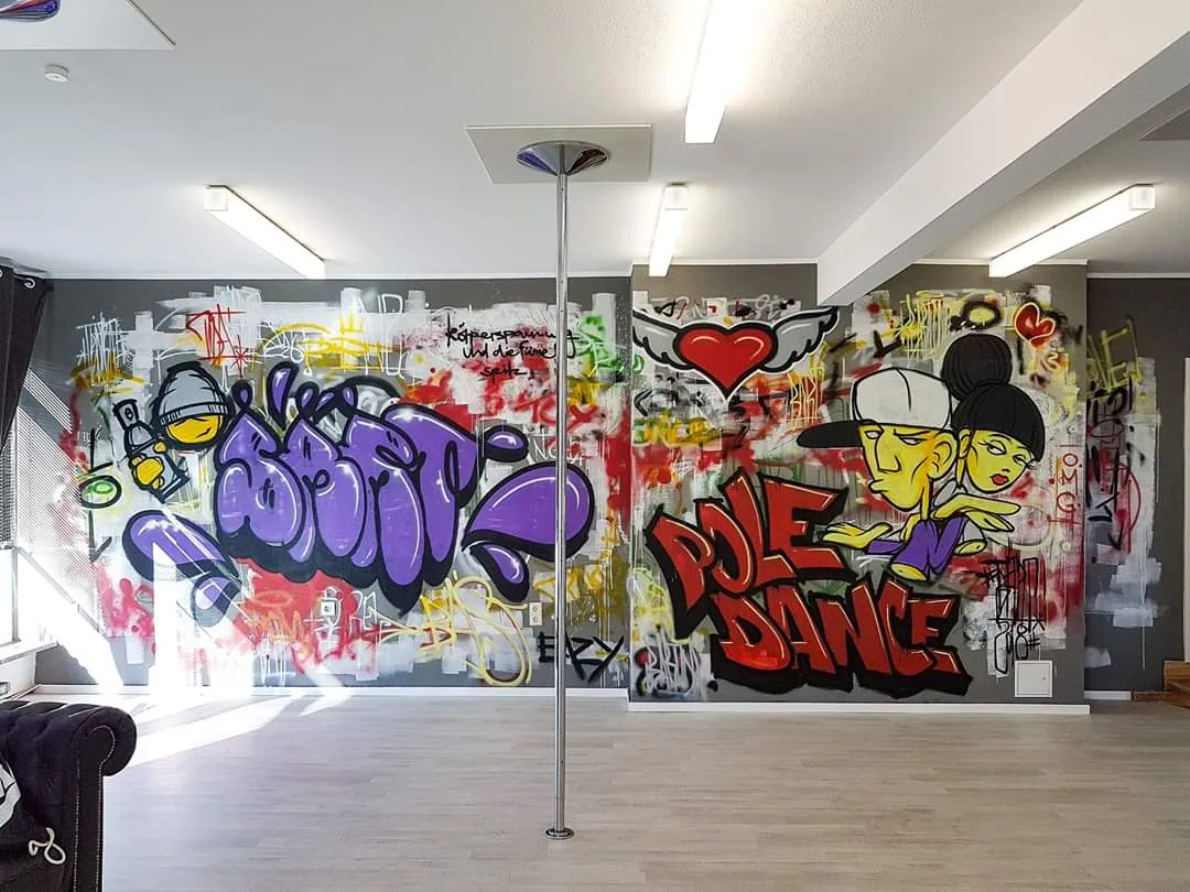 Bunte Graffiti-Wandgestaltung in einem Tanzstudio