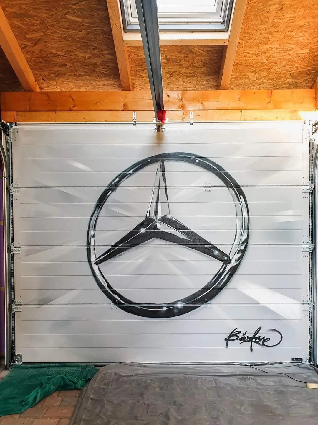 Mercedes-Stern als Wandbild auf einem Garagentor