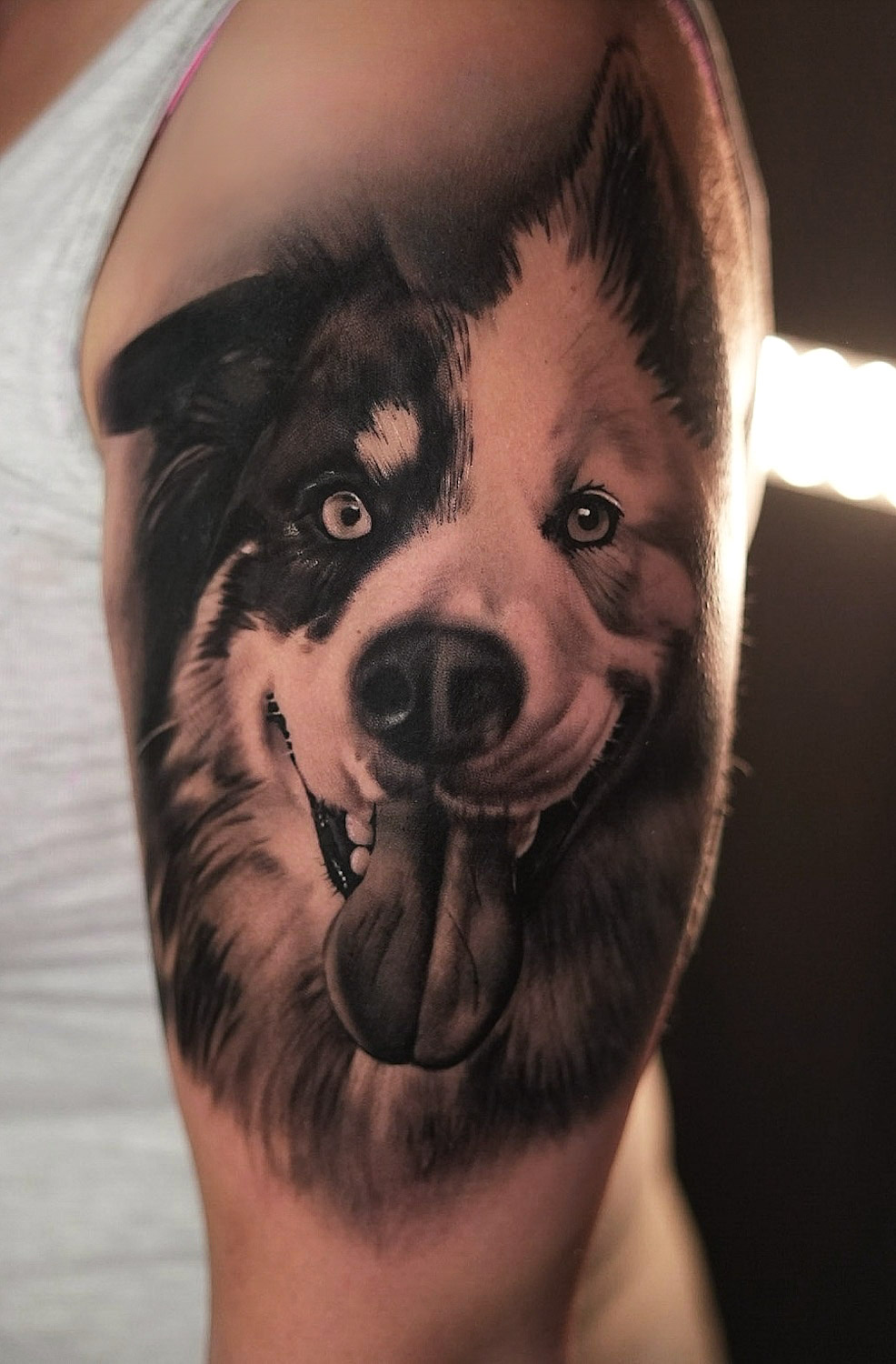 Realistisches Black-and-Grey-Tattoo eines Hundes