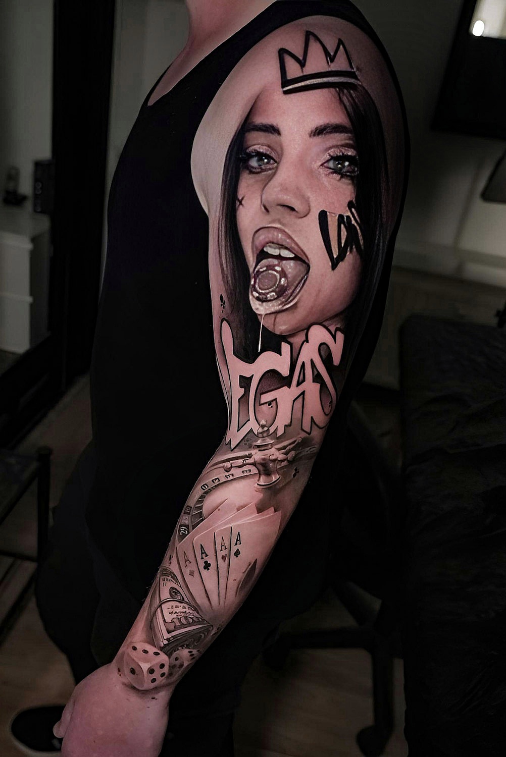 Realistischer Vegas-Sleeve mit Porträt, Spielkarten und Würfeln