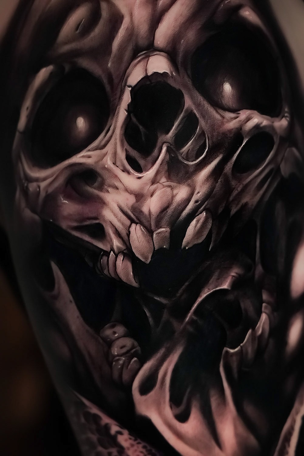 Detailliertes Black-and-Grey-Tattoo eines dunklen Schädels
