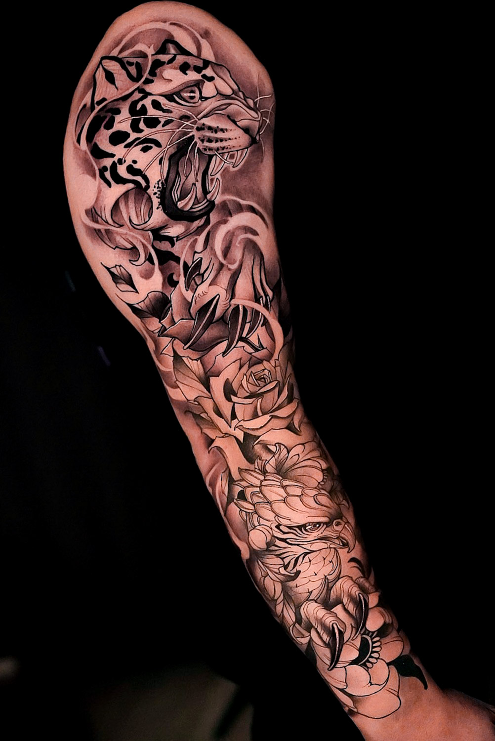Illustrativer Sleeve mit Tiger, Rosen und Vogelmotiv