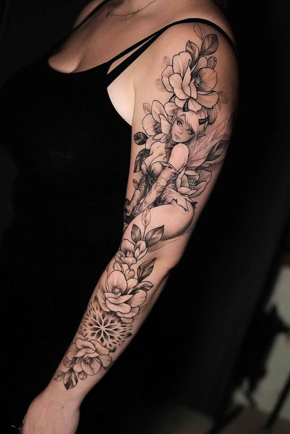 Feiner illustrativer Sleeve mit Animefigur und Blüten