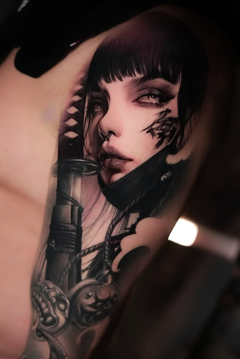 Realistisches Frauenporträt mit japanischen Motiven im Detail
