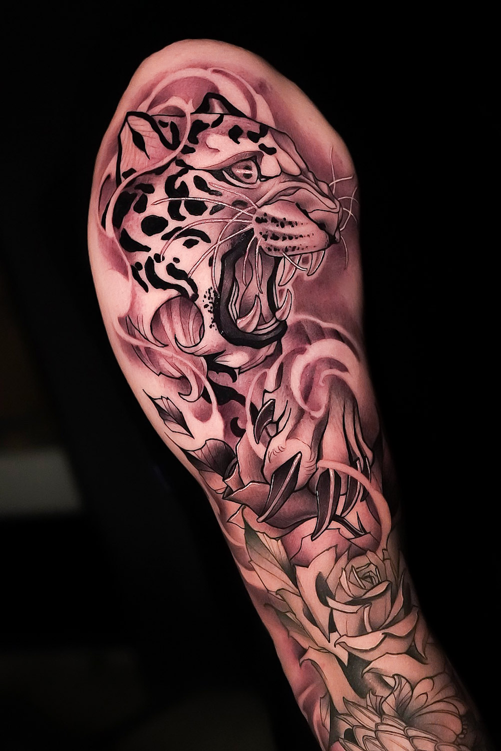 Illustrativer Sleeve mit Tiger, Blüten und Vogelmotiv