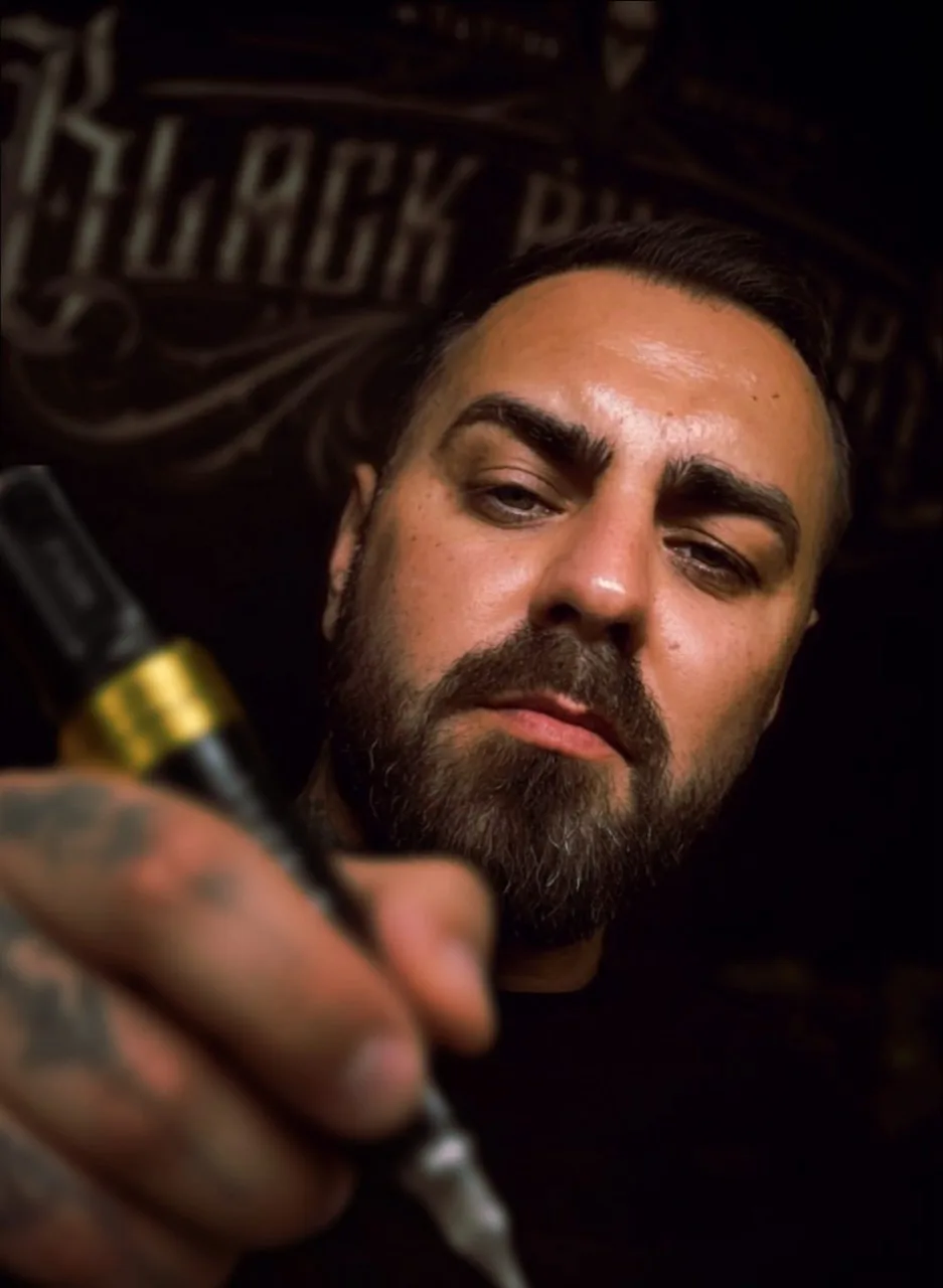 Robsen von Black Busters Ink bei der Arbeit mit der Tätowiermaschine